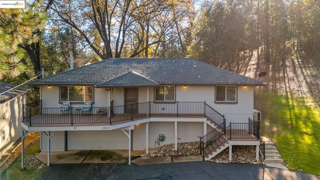 19621 Cottonwood St, Groveland, CA 95321