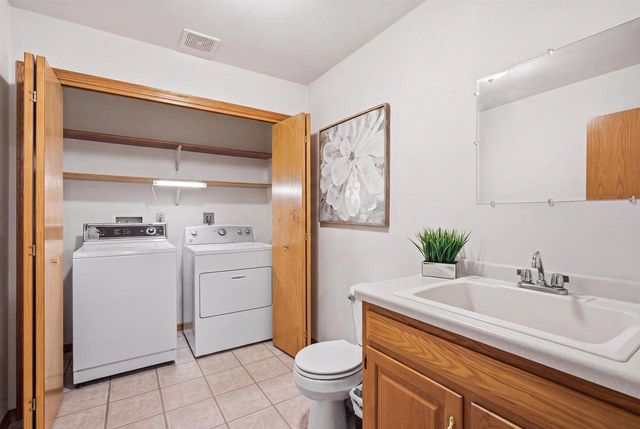 1405 PINEWOOD COURT, New London, WI 54961
