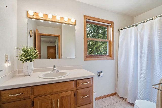 1405 PINEWOOD COURT, New London, WI 54961