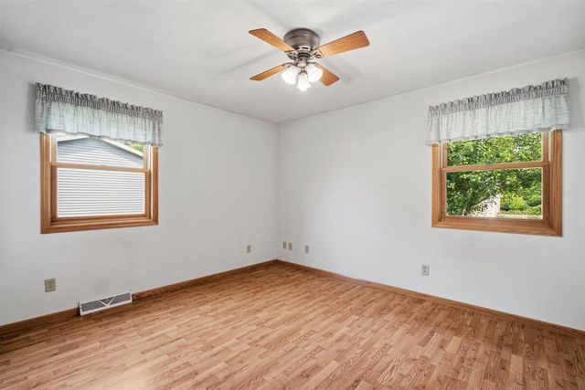 1405 PINEWOOD COURT, New London, WI 54961