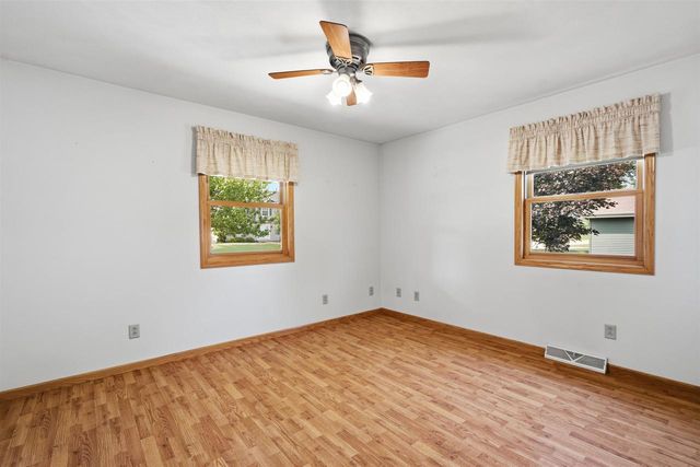 1405 PINEWOOD COURT, New London, WI 54961