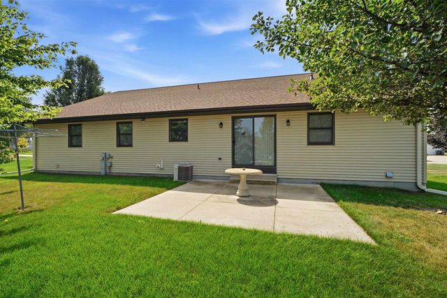 1405 PINEWOOD COURT, New London, WI 54961