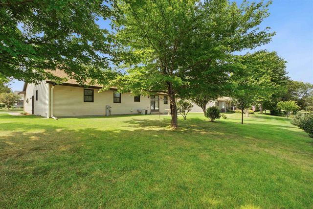 1405 PINEWOOD COURT, New London, WI 54961