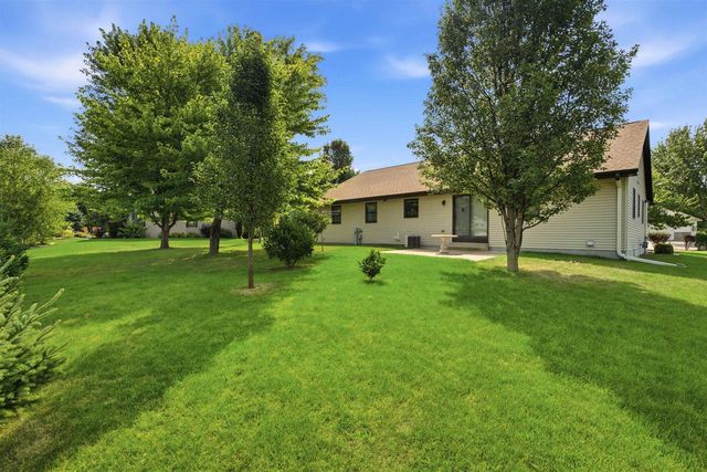 1405 PINEWOOD COURT, New London, WI 54961