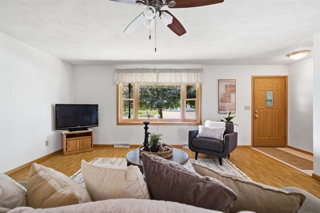 1405 PINEWOOD COURT, New London, WI 54961
