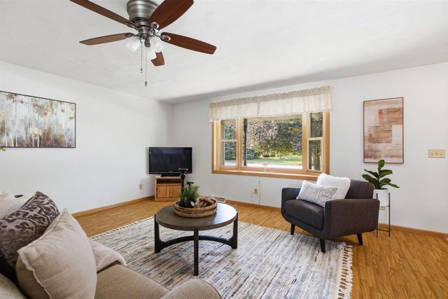1405 PINEWOOD COURT, New London, WI 54961