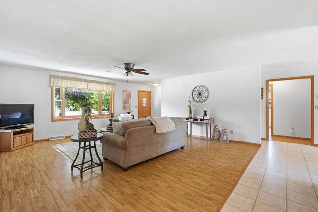 1405 PINEWOOD COURT, New London, WI 54961