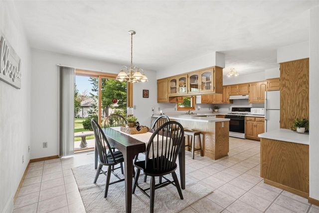 1405 PINEWOOD COURT, New London, WI 54961
