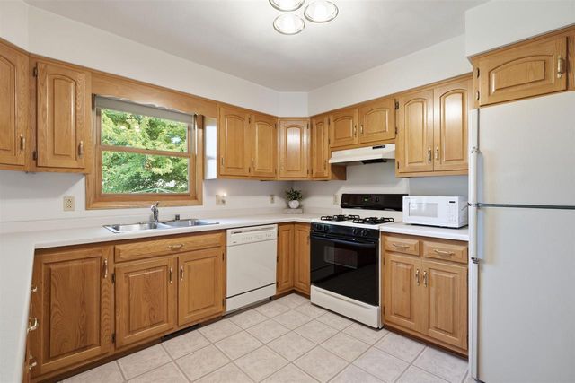 1405 PINEWOOD COURT, New London, WI 54961