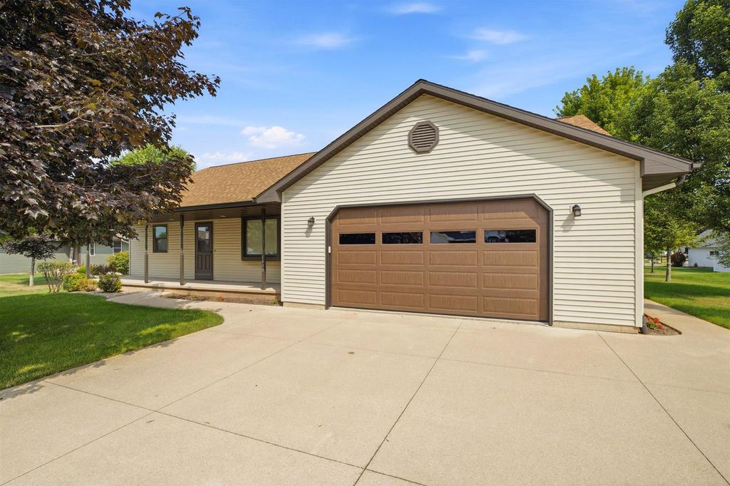 1405 PINEWOOD COURT, New London, WI 54961