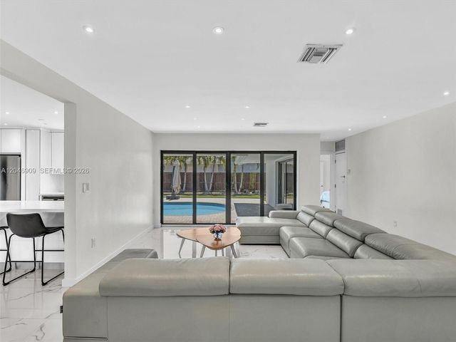 19225 NE 18th Avenue, Miami, FL 33179