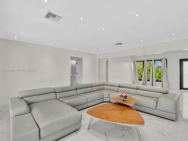 19225 NE 18th Avenue, Miami, FL 33179