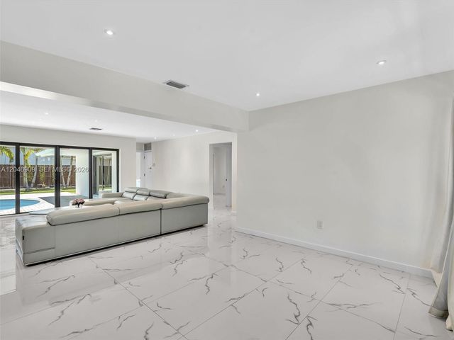19225 NE 18th Avenue, Miami, FL 33179