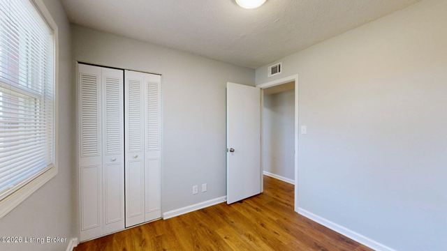 424 Mac Brae Rd, Louisville, KY 40214