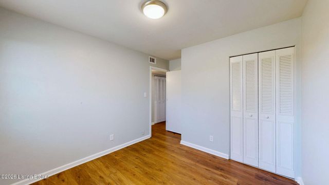 424 Mac Brae Rd, Louisville, KY 40214