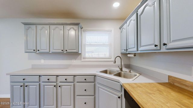 424 Mac Brae Rd, Louisville, KY 40214