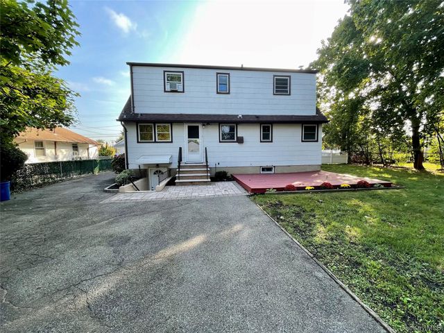 5 Denton Place, Farmingdale, NY 11735