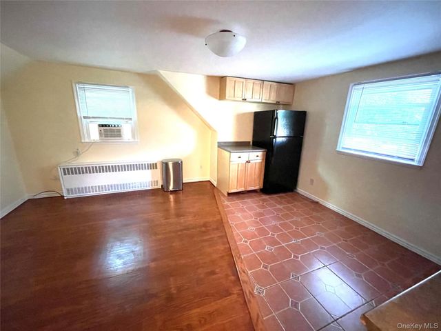 5 Denton Place, Farmingdale, NY 11735
