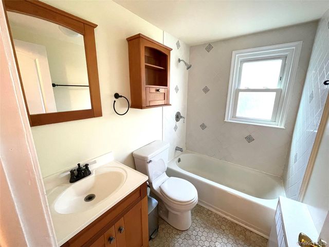 5 Denton Place, Farmingdale, NY 11735