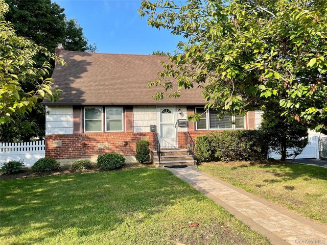 5 Denton Place, Farmingdale, NY 11735