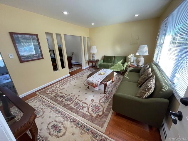 5 Denton Place, Farmingdale, NY 11735