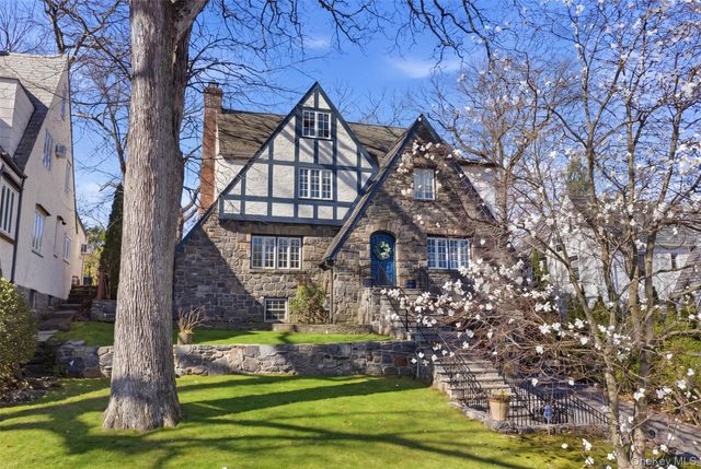 42 Mulberry Lane, New Rochelle, NY 10804