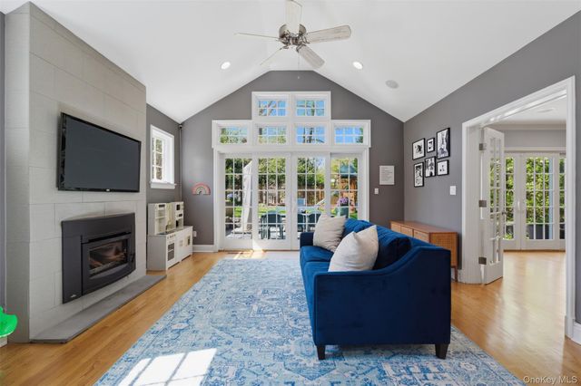 42 Mulberry Lane, New Rochelle, NY 10804