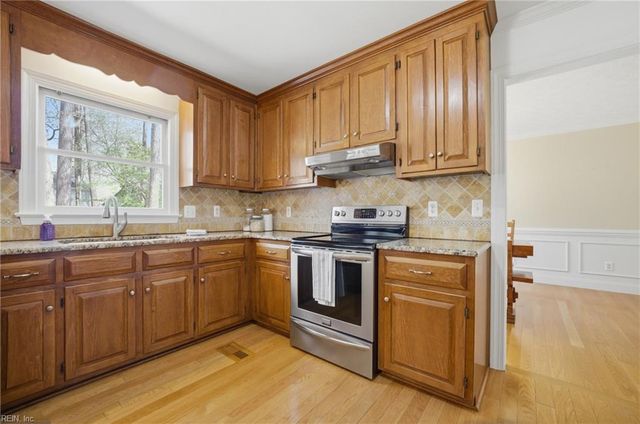 105 Gardenville DR, Yorktown, VA 23693