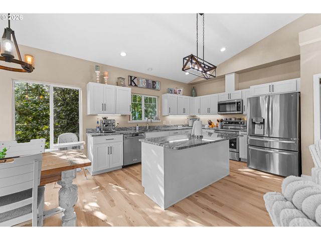 1118 S 11TH St, Coos Bay, OR 97420