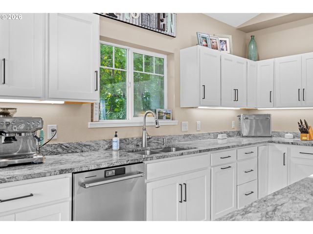 1118 S 11TH St, Coos Bay, OR 97420