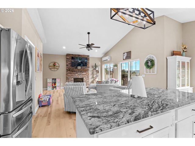 1118 S 11TH St, Coos Bay, OR 97420