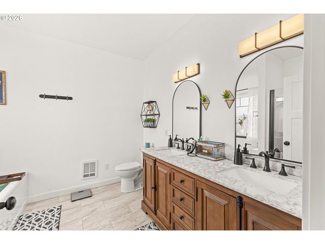 1118 S 11TH St, Coos Bay, OR 97420