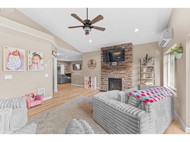 1118 S 11TH St, Coos Bay, OR 97420