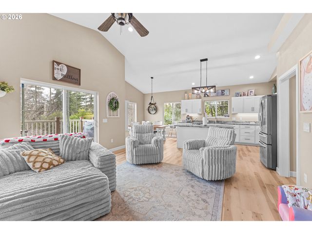 1118 S 11TH St, Coos Bay, OR 97420