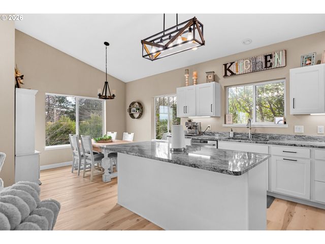 1118 S 11TH St, Coos Bay, OR 97420