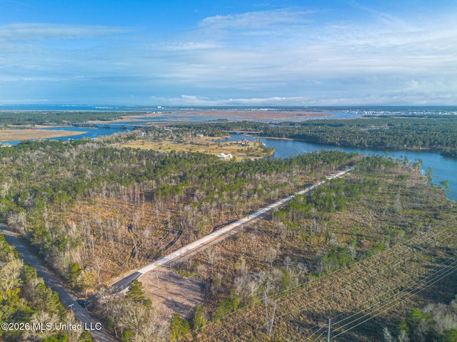 13055 Enciente Point Drive, Kiln, MS 39556