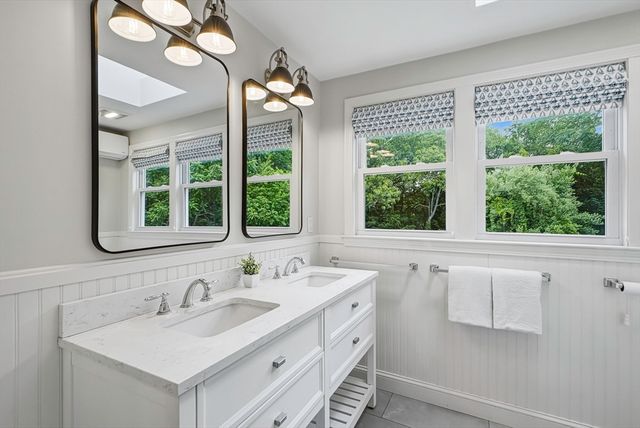 35 North Ave, Mendon, MA 01756