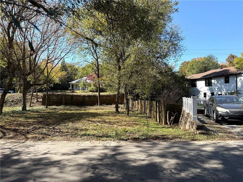 Image 3 of property listing at 1711 Marietta Road, Atlanta, GA 30318