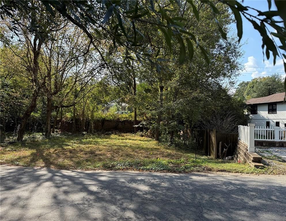 Image 5 of property listing at 1711 Marietta Road, Atlanta, GA 30318