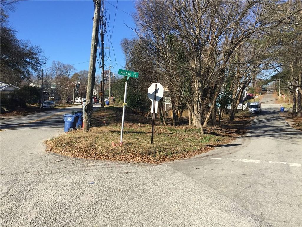 Image 7 of property listing at 1711 Marietta Road, Atlanta, GA 30318