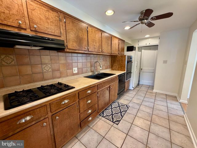 1033 CIRCLE DR, Halethorpe, MD 21227