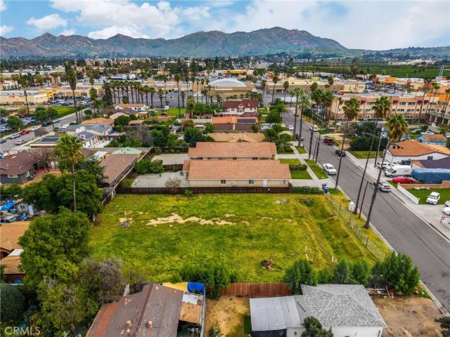 1879 10th, Riverside, CA 92507