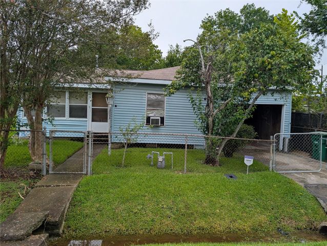 8013 Maxroy Street, Houston, TX 77088