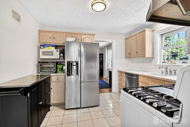 10 North Drive, East Brunswick, NJ 08816