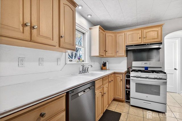 10 North Drive, East Brunswick, NJ 08816