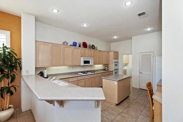 121 Kavenish Drive, Rancho Mirage, CA 92270