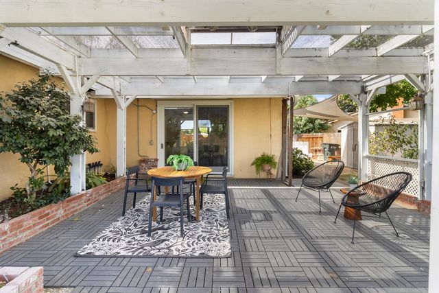 8421 Hollins Ct, Sacramento, CA 95826