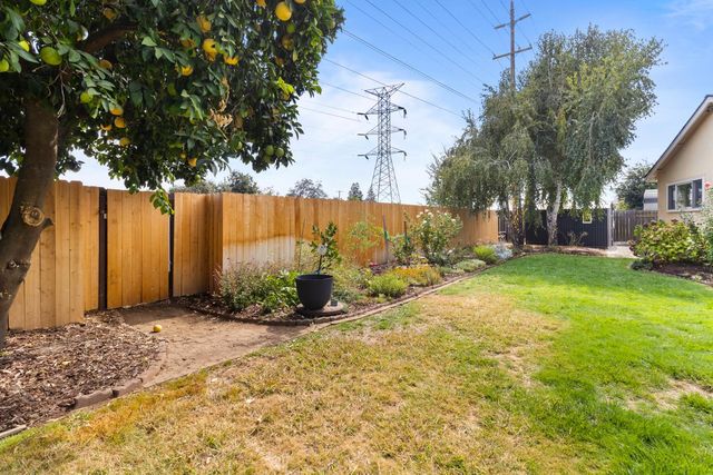 8421 Hollins Ct, Sacramento, CA 95826