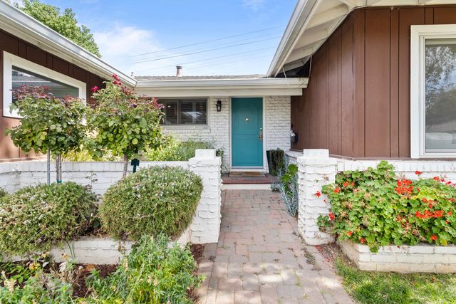 8421 Hollins Ct, Sacramento, CA 95826