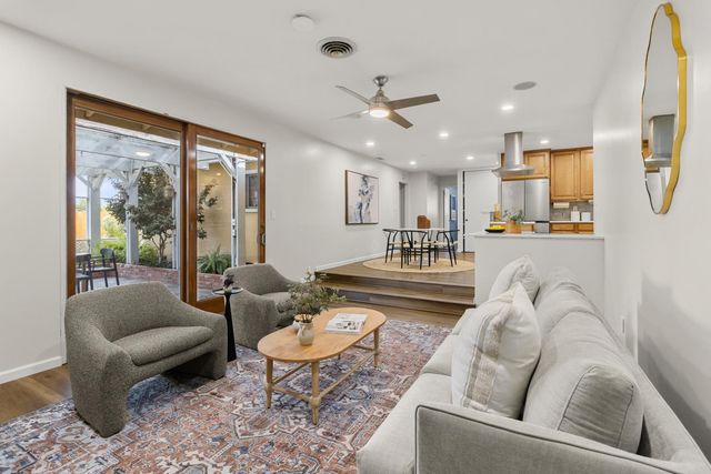 8421 Hollins Ct, Sacramento, CA 95826